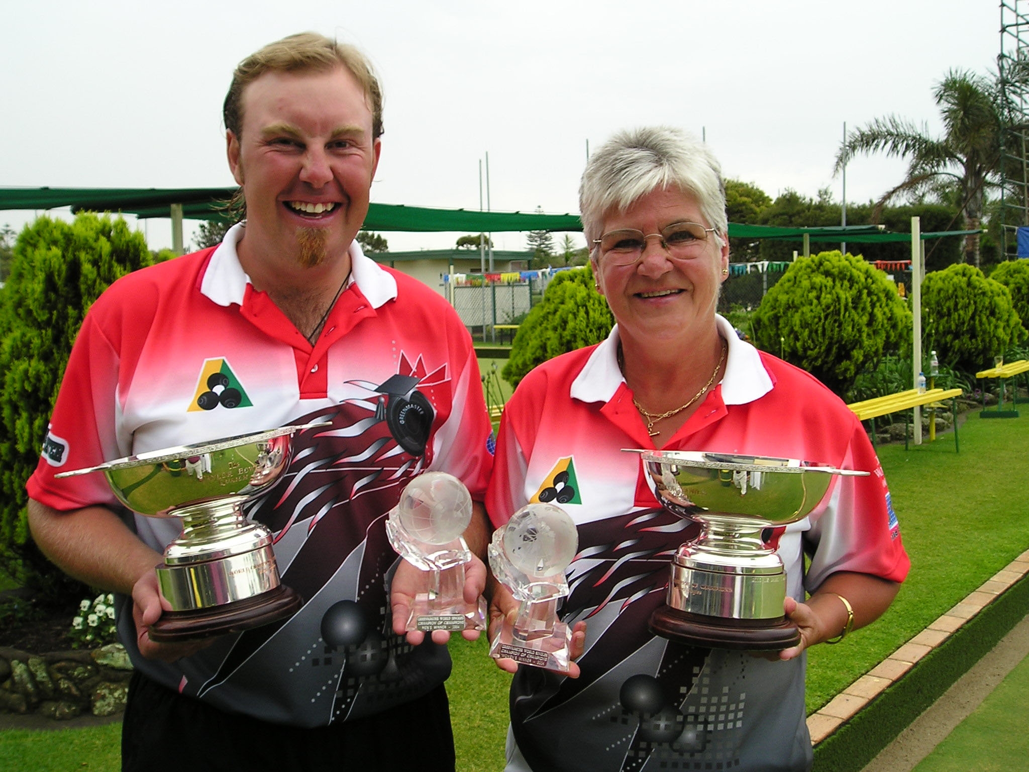 2004 Champions Ali Forsyth (l) and Margaret Johnston (r)