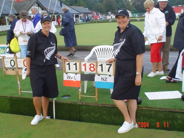 2004 Pairs World Champions Jo Edwards (l) and Sharon Sims (r)